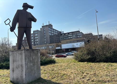 Měděná socha nazvaná Hutník stojí před ředitelstvím a hlavní bránou Nové huti už od roku 1965. Tiše tak sledovala celý pád podniku až do současné situace.