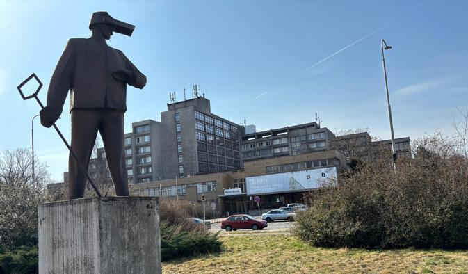 Měděná socha nazvaná Hutník stojí před ředitelstvím a hlavní bránou Nové huti už od roku 1965. Tiše tak sledovala celý pád podniku až do současné situace.