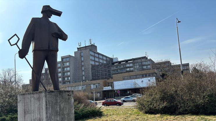 Měděná socha nazvaná Hutník stojí před ředitelstvím a hlavní bránou Nové huti už od roku 1965. Tiše tak sledovala celý pád podniku až do současné situace.