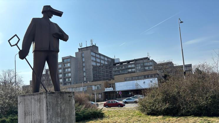 Měděná socha nazvaná Hutník stojí před ředitelstvím a hlavní bránou Nové huti už od roku 1965. Tiše tak sledovala celý pád podniku až do současné situace.