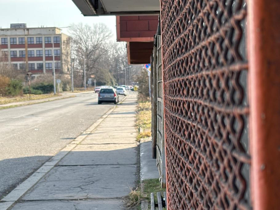 Dlouho zavřený kiosek a pohled na bývalý peněžní ústav hutního podniku.