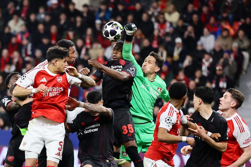 Arsenal byl kousek od první porážky. Zachránila ho penalta v závěru