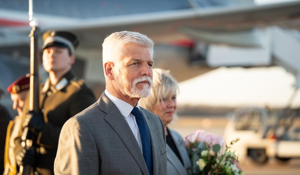 Prezident Petr Pavel po přistání na letišti v lotyšské Rize, 9. března 2026