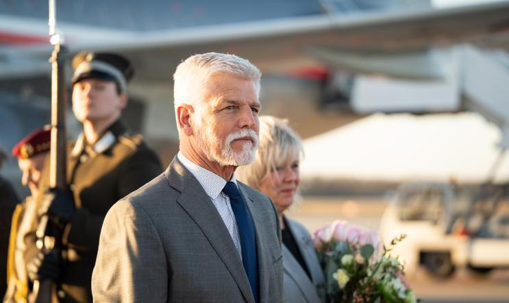 Prezident Petr Pavel po přistání na letišti v lotyšské Rize, 9. března 2026