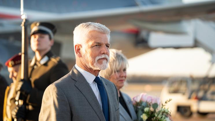 Prezident Petr Pavel po přistání na letišti v lotyšské Rize, 9. března 2026