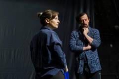 Anna Prášilová Fialová a Pavel Šimčík z Dejvického divadla během zkoušky inscenace Služebnictvo.