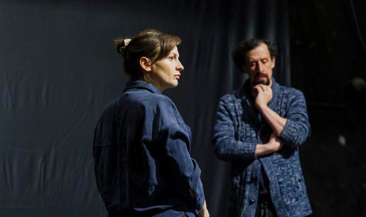 Anna Prášilová Fialová a Pavel Šimčík z Dejvického divadla během zkoušky inscenace Služebnictvo.