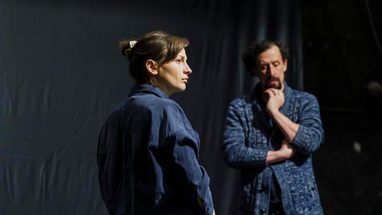 Anna Prášilová Fialová a Pavel Šimčík z Dejvického divadla během zkoušky inscenace Služebnictvo.