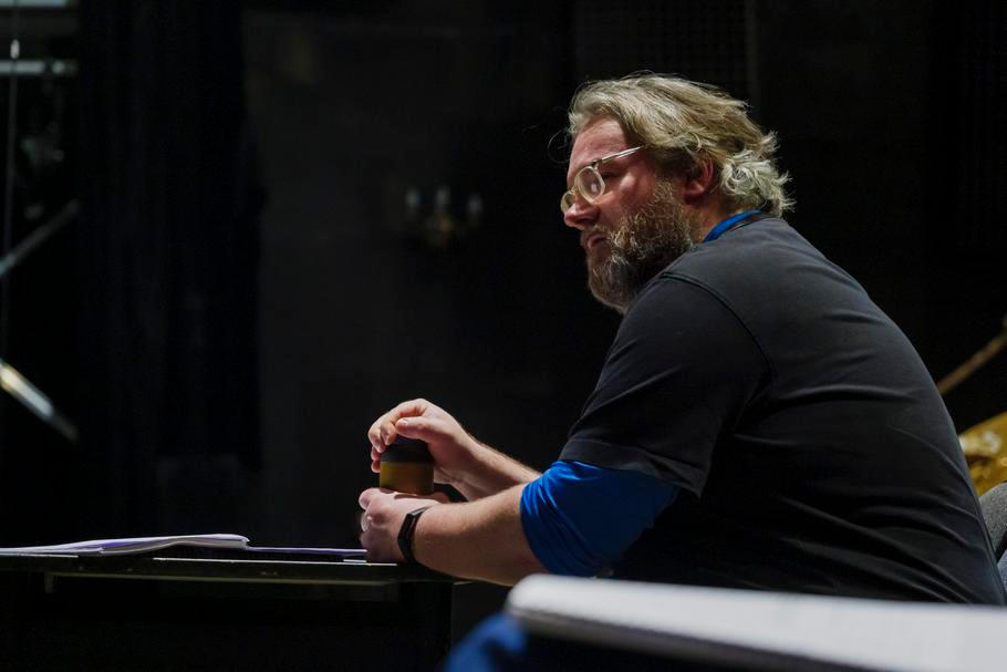 Režisér Wayne Jordan během zkoušky inscenace Služebnictvo. Hru, která nabízí současný pohled na jemné mechanismy loajality a manipulace, ambice a závislosti, napsal hercům Dejvického divadla přímo na tělo.