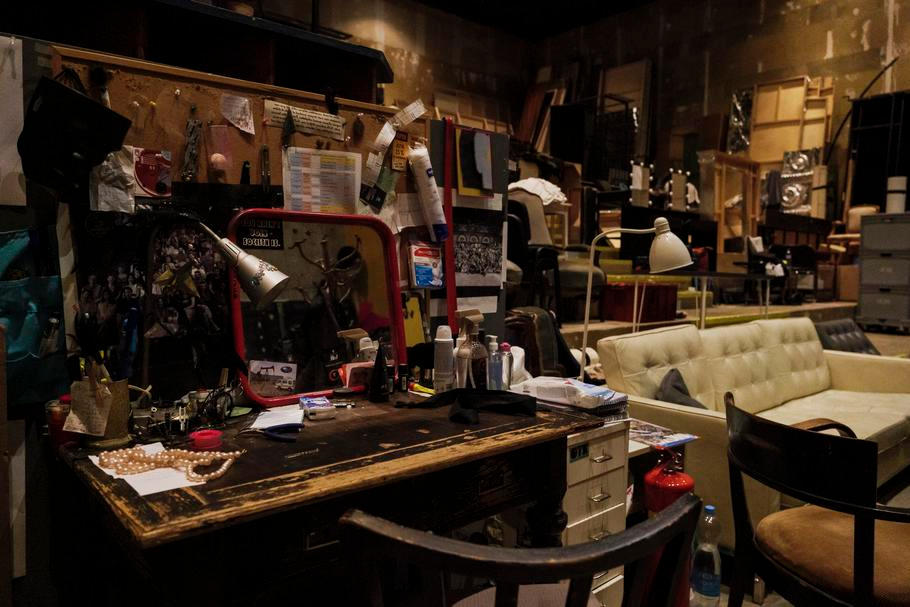 Kaskádovitá místnost slouží jako dočasná herecká šatna, fundus i sklad rekvizit a kulis.