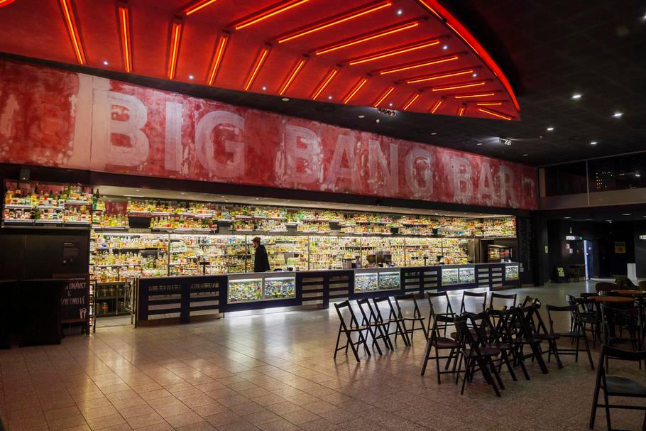 V prostorách bývalého pražského kina Galaxie vznikl kulturní prostor, kde se mj. nachází i bar, jehož výtvarného pojetí se zhostil Krištof Kintera.