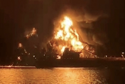 Loď osvětlují plameny z hořícího tankeru poté, co na dva tankery v iráckých vodách zřejmě zaútočily íránské lodě naložené výbušninami.