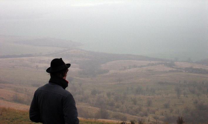 V pátek bude jasno nebo polojasno, na Moravě a ve Slezsku až oblačno. Ráno se mohou objevit mlhy; snímek z Českého středohoří je ilustrační.