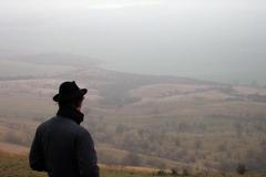 V pátek bude jasno nebo polojasno, na Moravě a ve Slezsku až oblačno. Ráno se mohou objevit mlhy; snímek z Českého středohoří je ilustrační.