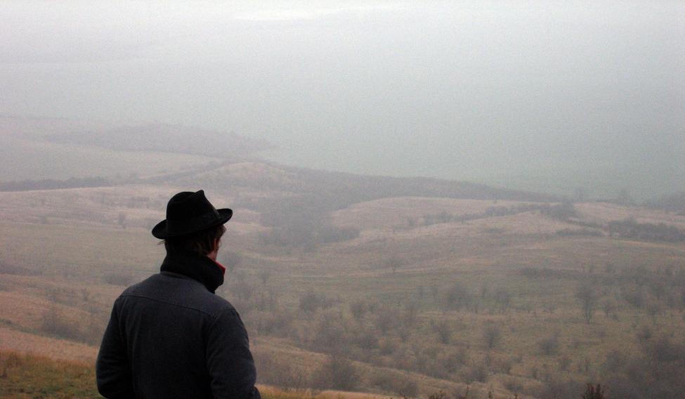 V pátek bude jasno nebo polojasno, na Moravě a ve Slezsku až oblačno. Ráno se mohou objevit mlhy; snímek z Českého středohoří je ilustrační.