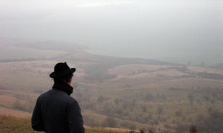 V pátek bude jasno nebo polojasno, na Moravě a ve Slezsku až oblačno. Ráno se mohou objevit mlhy; snímek z Českého středohoří je ilustrační.