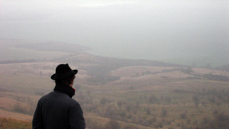 V pátek bude jasno nebo polojasno, na Moravě a ve Slezsku až oblačno. Ráno se mohou objevit mlhy; snímek z Českého středohoří je ilustrační.