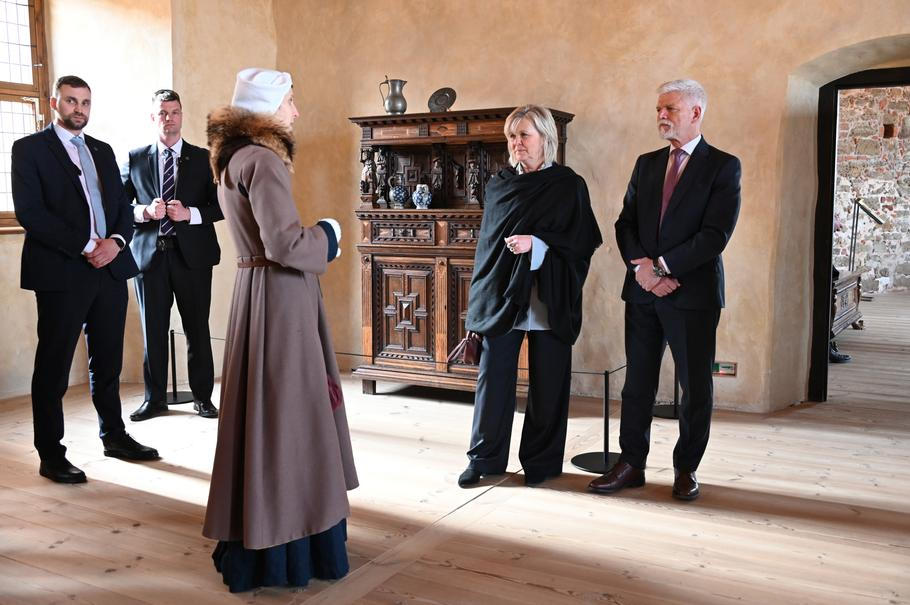 Prezident Pavel o novém vládním usnesení dozvěděl ve středu během státní návštěvy Lotyšska – v momentě, kdy byl zrovna na prohlídce hradu Bauska, na jehož obnově se podíleli i čeští restaurátoři; 11.březen, 2026.