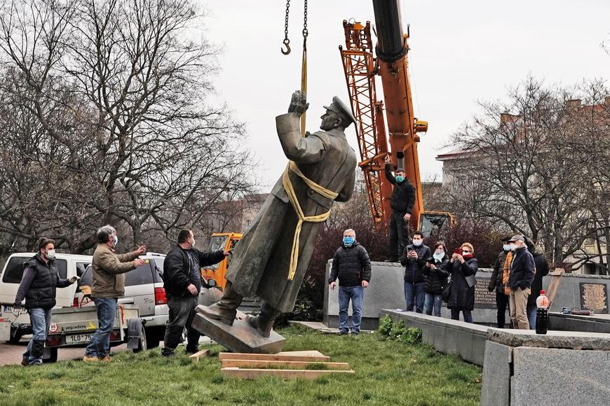 Socha maršála Koněva zamíří do muzea, má ilustrovat i komunistickou propagandu