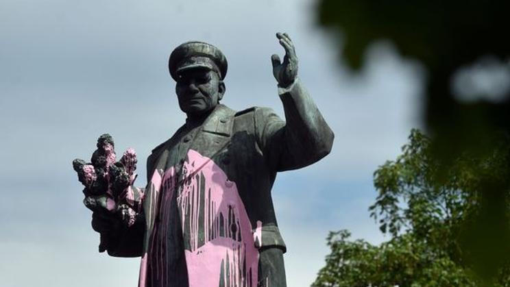 V pražské Bubenči někdo v noci na 8. května 2018 polil růžovou barvou sochu maršála Koněva a na podstavec nastříkal letopočty 1953 a 1968. Praha 6 ji v roce 2020 nechala odstranit.