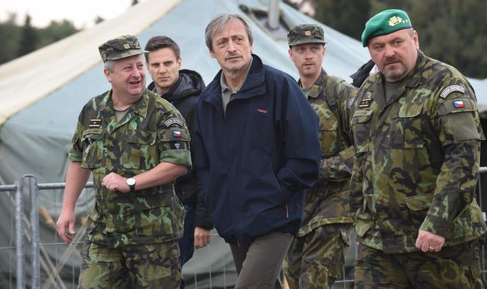 Jaromír Zůna, Martin Stropnický a Ján Gurník (úplně vpravo) na fotce z roku 2015.