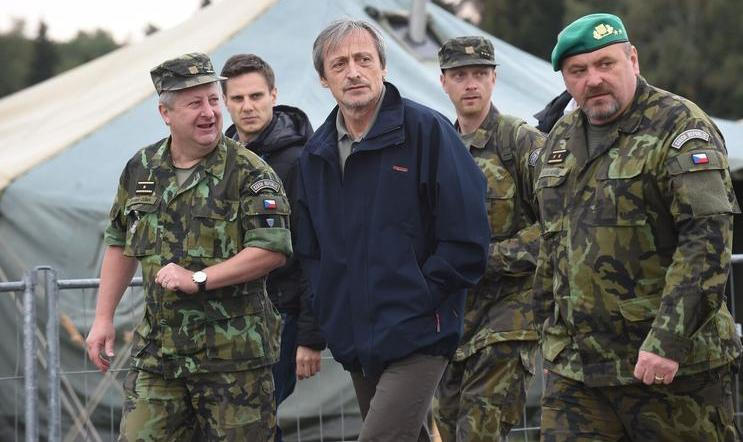 Jaromír Zůna, Martin Stropnický a Ján Gurník (úplně vpravo) na fotce z roku 2015.