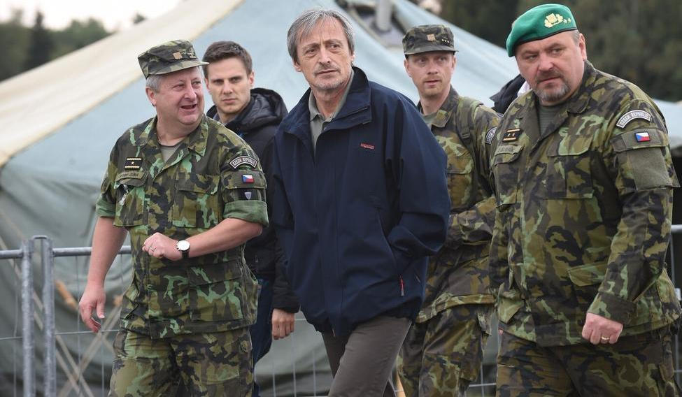 Jaromír Zůna, Martin Stropnický a Ján Gurník (úplně vpravo) na fotce z roku 2015.