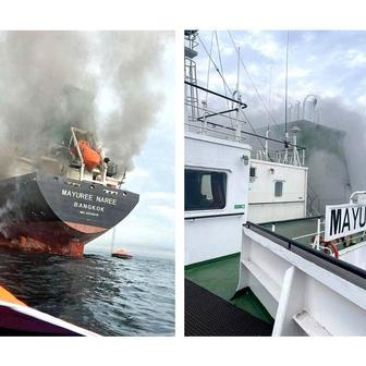 Hořící nákladní loď v Hormuzském průlivu.