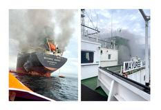 Hořící nákladní loď v Hormuzském průlivu.