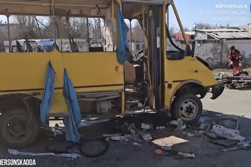 "Válečný zločin." Rusové bombardovali autobus plný civilistů, tohle z něj zbylo