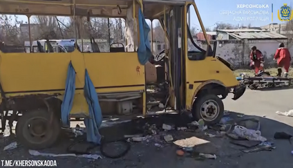 Snímek autobusu chersonské MHD zničeného při ruském dronovém útoku