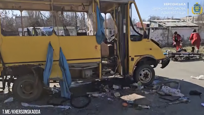 Snímek autobusu chersonské MHD zničeného při ruském dronovém útoku
