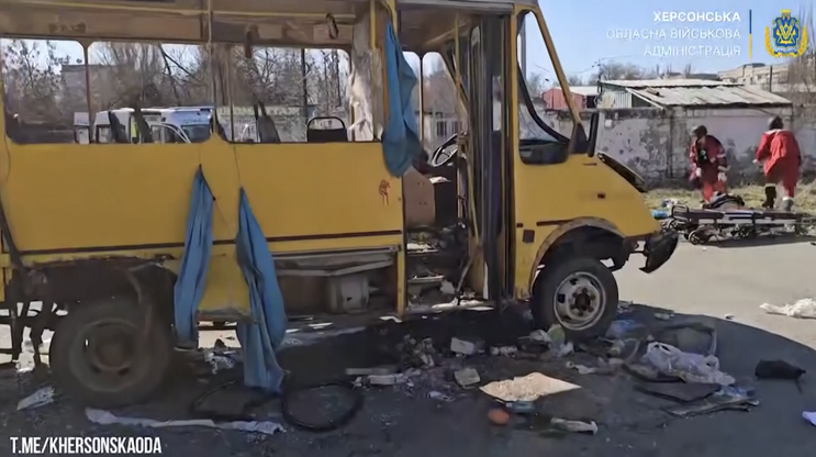 Snímek autobusu chersonské MHD zničeného při ruském dronovém útoku