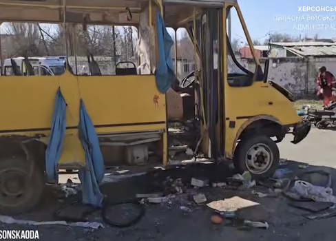 Snímek autobusu chersonské MHD zničeného při ruském dronovém útoku