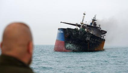  Íránské lodě naložené výbušninami zasáhly ve středu v iráckých vodách dva tankery (jeden z nich je na snímku) s palivem, které začaly hořet. Irák následně začal s evakuací dvou desítek členů posádky z obou plavidel.