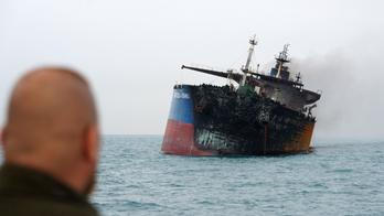  Íránské lodě naložené výbušninami zasáhly ve středu v iráckých vodách dva tankery (jeden z nich je na snímku) s palivem, které začaly hořet. Irák následně začal s evakuací dvou desítek členů posádky z obou plavidel.