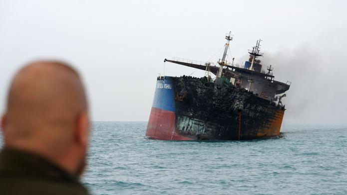  Íránské lodě naložené výbušninami zasáhly ve středu v iráckých vodách dva tankery (jeden z nich je na snímku) s palivem, které začaly hořet. Irák následně začal s evakuací dvou desítek členů posádky z obou plavidel.