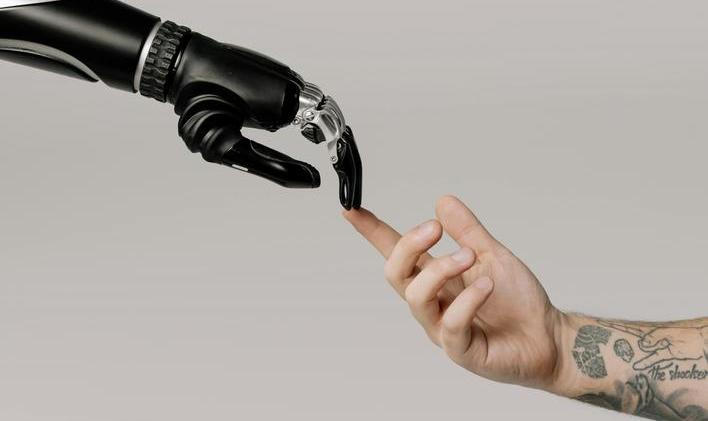 Od robota po kontaktní čočky – Češi přinesli světu řadu přelomových vynálezů, které ovlivnily vědu, techniku i každodenní život. Některé zná téměř každý, jiné možná překvapí.