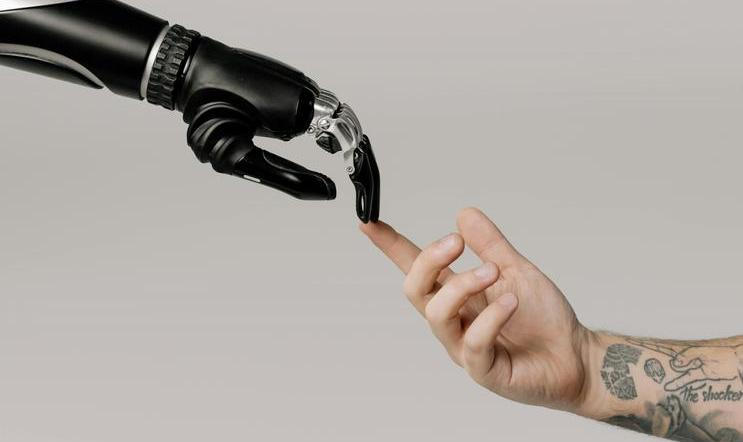 Od robota po kontaktní čočky – Češi přinesli světu řadu přelomových vynálezů, které ovlivnily vědu, techniku i každodenní život. Některé zná téměř každý, jiné možná překvapí.