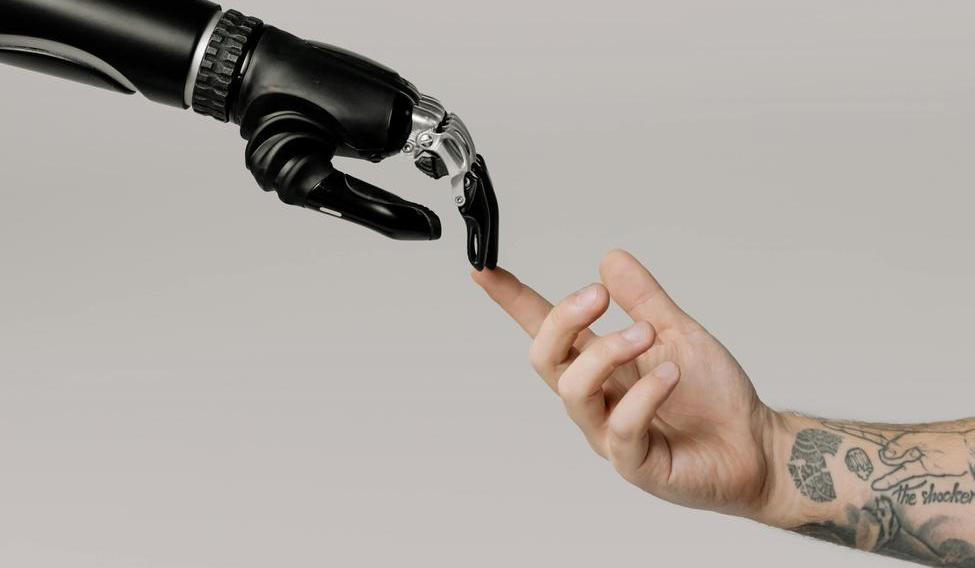 Od robota po kontaktní čočky – Češi přinesli světu řadu přelomových vynálezů, které ovlivnily vědu, techniku i každodenní život. Některé zná téměř každý, jiné možná překvapí.