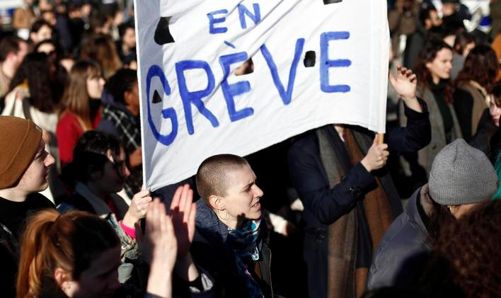 Demonstrace proti plánům francouzského prezidenta Emmanuela Macrona na reformu důchodového systému v Paříži. Ilustrační foto.