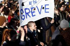 Demonstrace proti plánům francouzského prezidenta Emmanuela Macrona na reformu důchodového systému v Paříži. Ilustrační foto.