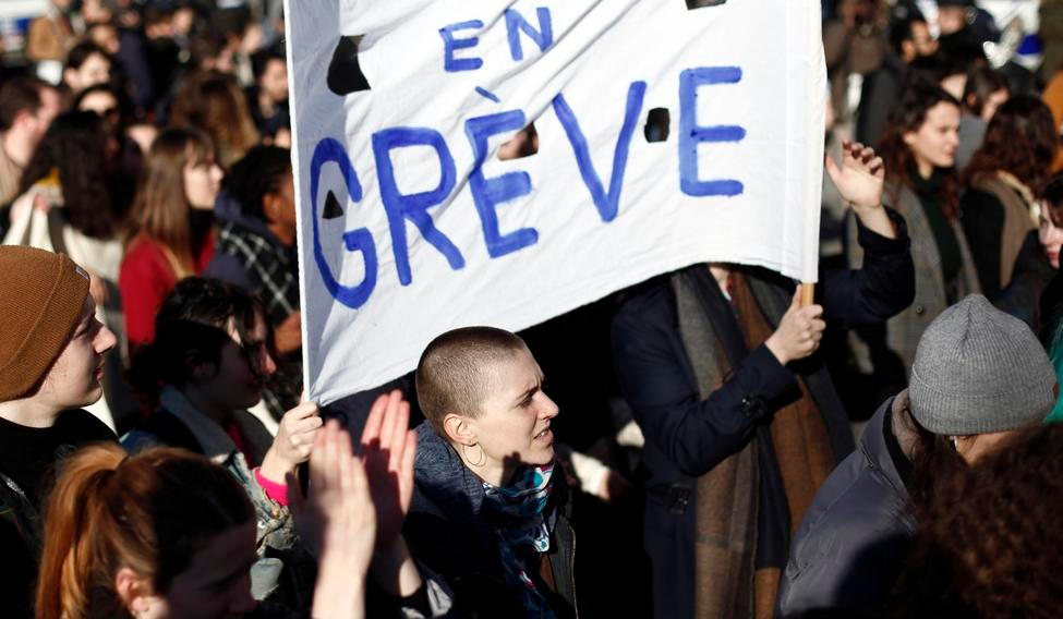 Demonstrace proti plánům francouzského prezidenta Emmanuela Macrona na reformu důchodového systému v Paříži. Ilustrační foto.