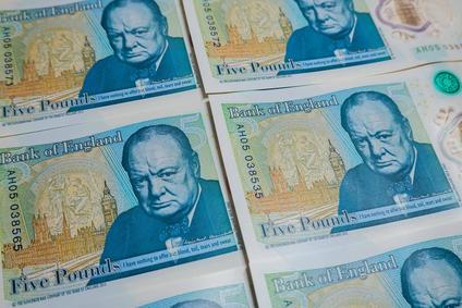 Winston Churchill se na britské pětilibrové bankovce poprvé objevil v roce 2016.