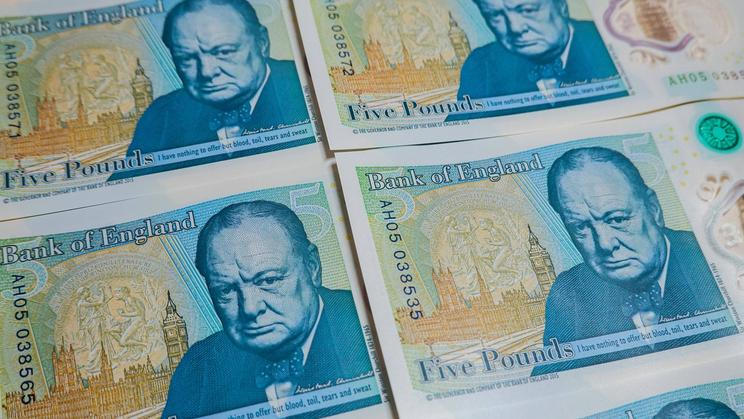 Winston Churchill se na britské pětilibrové bankovce poprvé objevil v roce 2016.