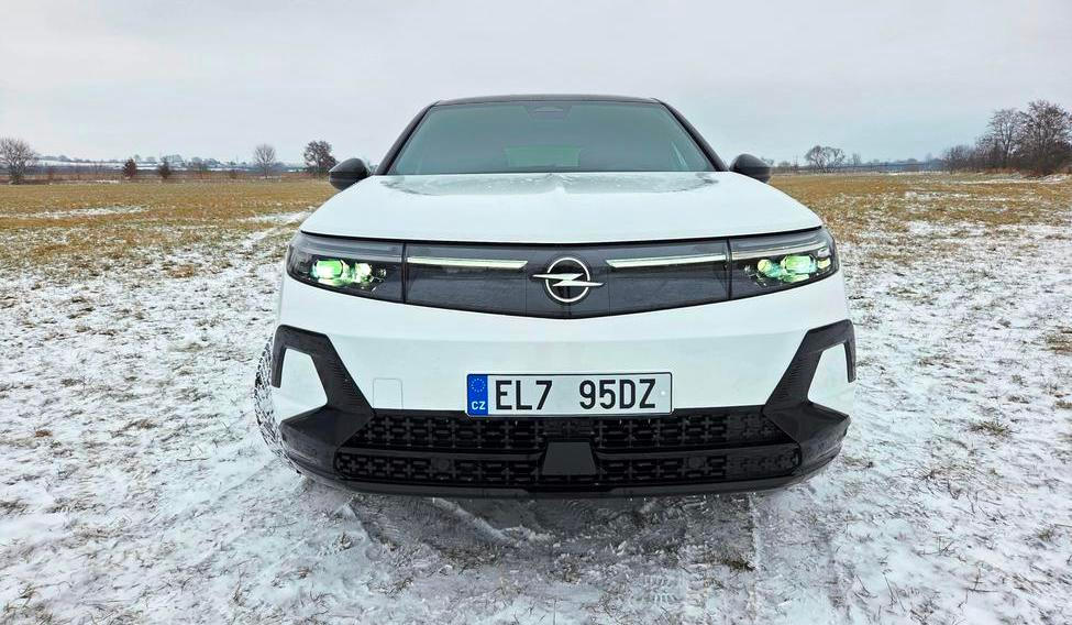 Vrcholná verze Opelu Grandland má elektrický pohon všech kol.