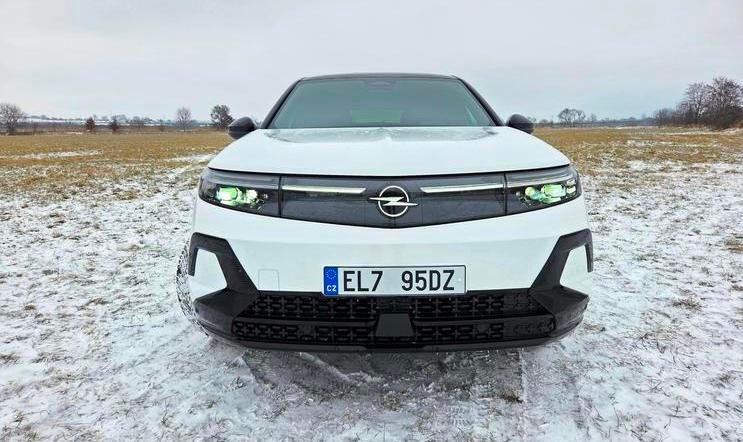 Vrcholná verze Opelu Grandland má elektrický pohon všech kol.