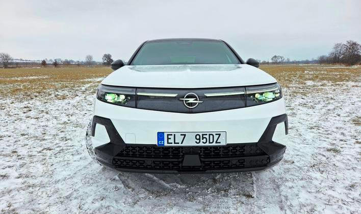 Vrcholná verze Opelu Grandland má elektrický pohon všech kol.