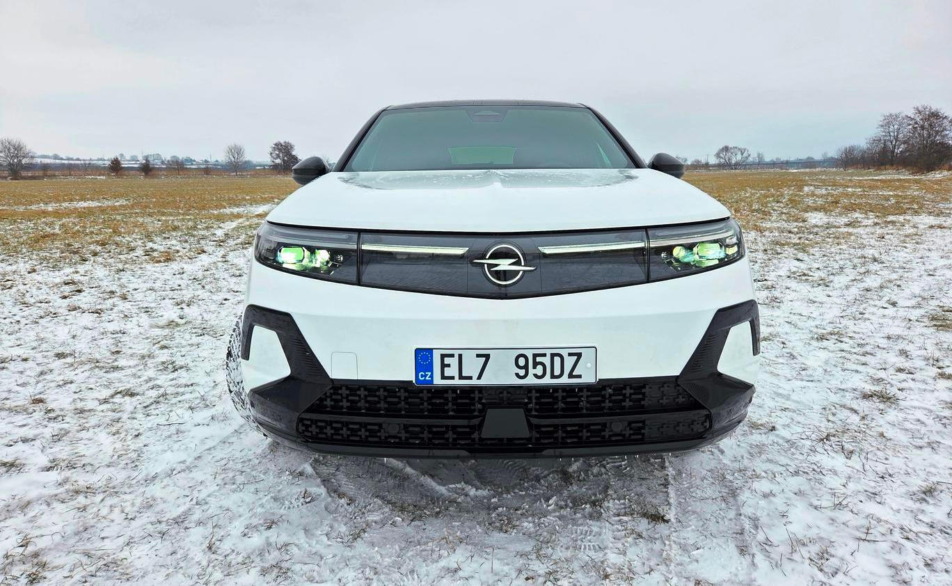 Vrcholná verze Opelu Grandland má elektrický pohon všech kol.