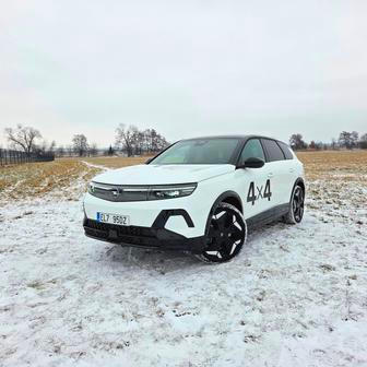Ke 157kW elektromotoru vpředu se v tomto případě přidává ještě 83kW elektromotor vzadu. Celkem tak umí Opel na vozovku přenášet až 239 kW a 509 Nm točivého momentu.